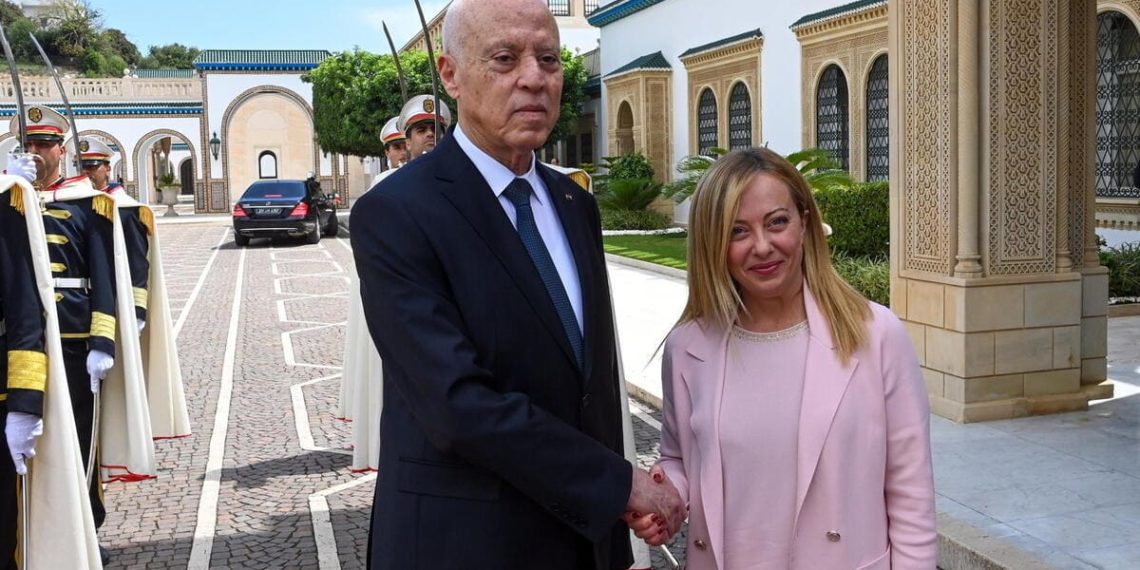 Giorgia Meloni stringe la mano del presidente Kais Saied in Tunisia