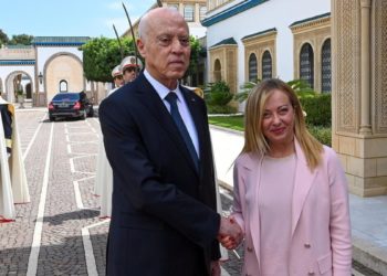 Giorgia Meloni stringe la mano del presidente Kais Saied in Tunisia