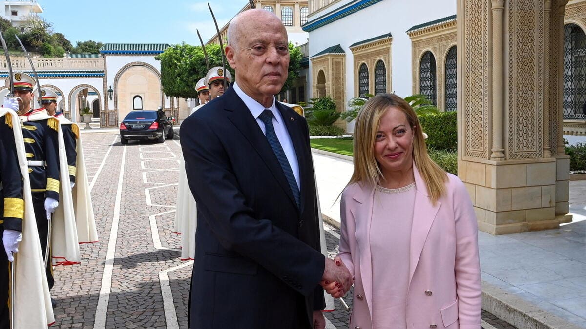 Giorgia Meloni stringe la mano del presidente Kais Saied in Tunisia