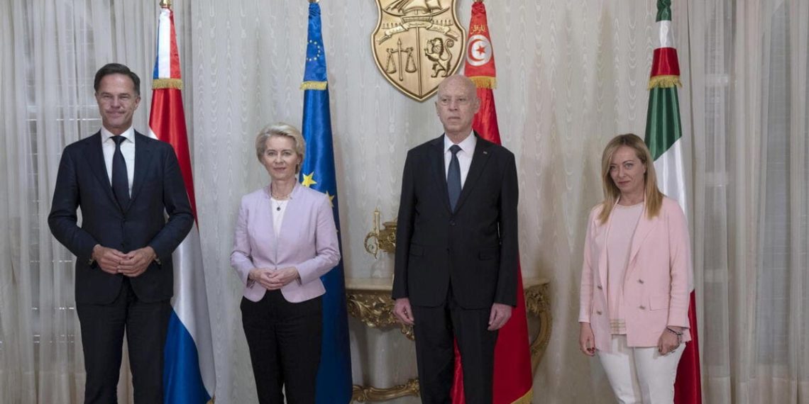 Giorgia Meloni in Tunisia insieme al presidente Kais Saied, Ursula von der Leyen e Mark Rutte
