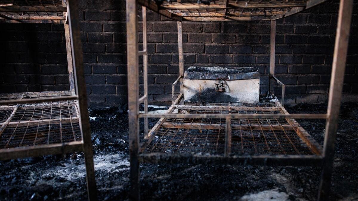 Quello che resta dei letti del dormitorio maschile della scuola del villaggio di Mpondwe, in Uganda, attaccata venerdì dai terroristi islamici
