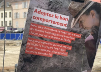 Uno dei manifesti che invitano ad «adottare un comportamento corretto» esposti dal Comune di Saint-Denis in place Jean-Jaurès in seguito alle molestie subite dalle archeologhe al lavoro presso gli scavi