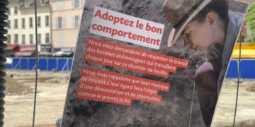 Uno dei manifesti che invitano ad «adottare un comportamento corretto» esposti dal Comune di Saint-Denis in place Jean-Jaurès in seguito alle molestie subite dalle archeologhe al lavoro presso gli scavi