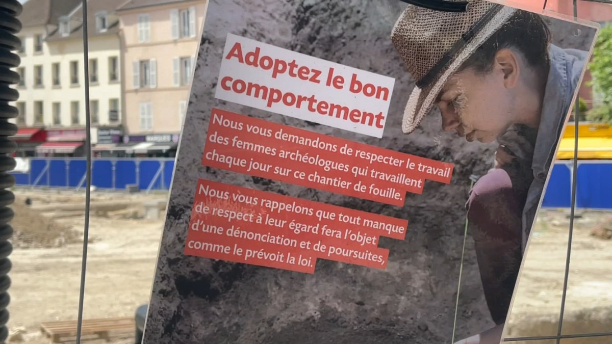 Uno dei manifesti che invitano ad «adottare un comportamento corretto» esposti dal Comune di Saint-Denis in place Jean-Jaurès in seguito alle molestie subite dalle archeologhe al lavoro presso gli scavi