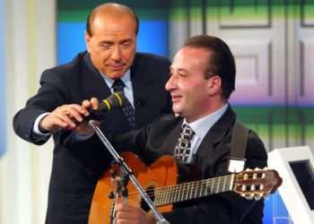 Silvio Berlusconi con lo storico amico musicista napoletano Mariano Apicella nello studio di Porta a porta nel 2002