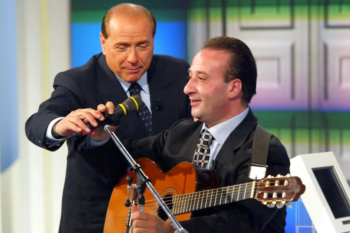 Silvio Berlusconi con lo storico amico musicista napoletano Mariano Apicella nello studio di Porta a porta nel 2002