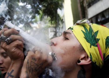 Un ragazzo fuma cannabis in Colombia durante una marcia a favore della legalizzazione della droga