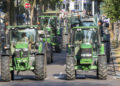 Corteo di agricoltori in trattore davanti al Parlamento europeo a Strasburgo contro la legge sul ripristino della natura