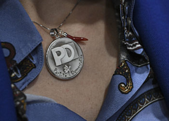 Un cammeo con il simbolo del Pd e un corno indossati dal segretario del Pd Elly Schlein durante un comizio elettorale a Napoli nel maggio scorso