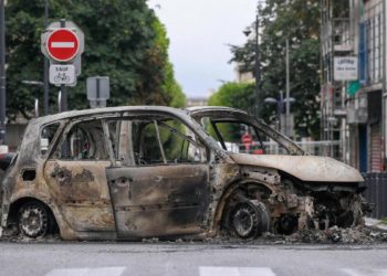 Un'auto bruciata da giovani violenti in Francia