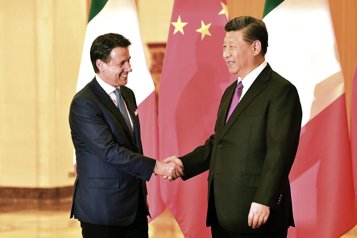 Giuseppe Conte, all’epoca presidente del Consiglio, il 27 aprile 2019 a Pechino con il presidente cinese Xi Jinping