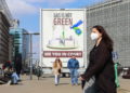 Maxi pubblicità a Bruxelles per la causa di Greenpeace alla Corte di giustizia dell’Ue contro la scelta della Commissione di includere gas e nucleare nella “tassonomia verde”