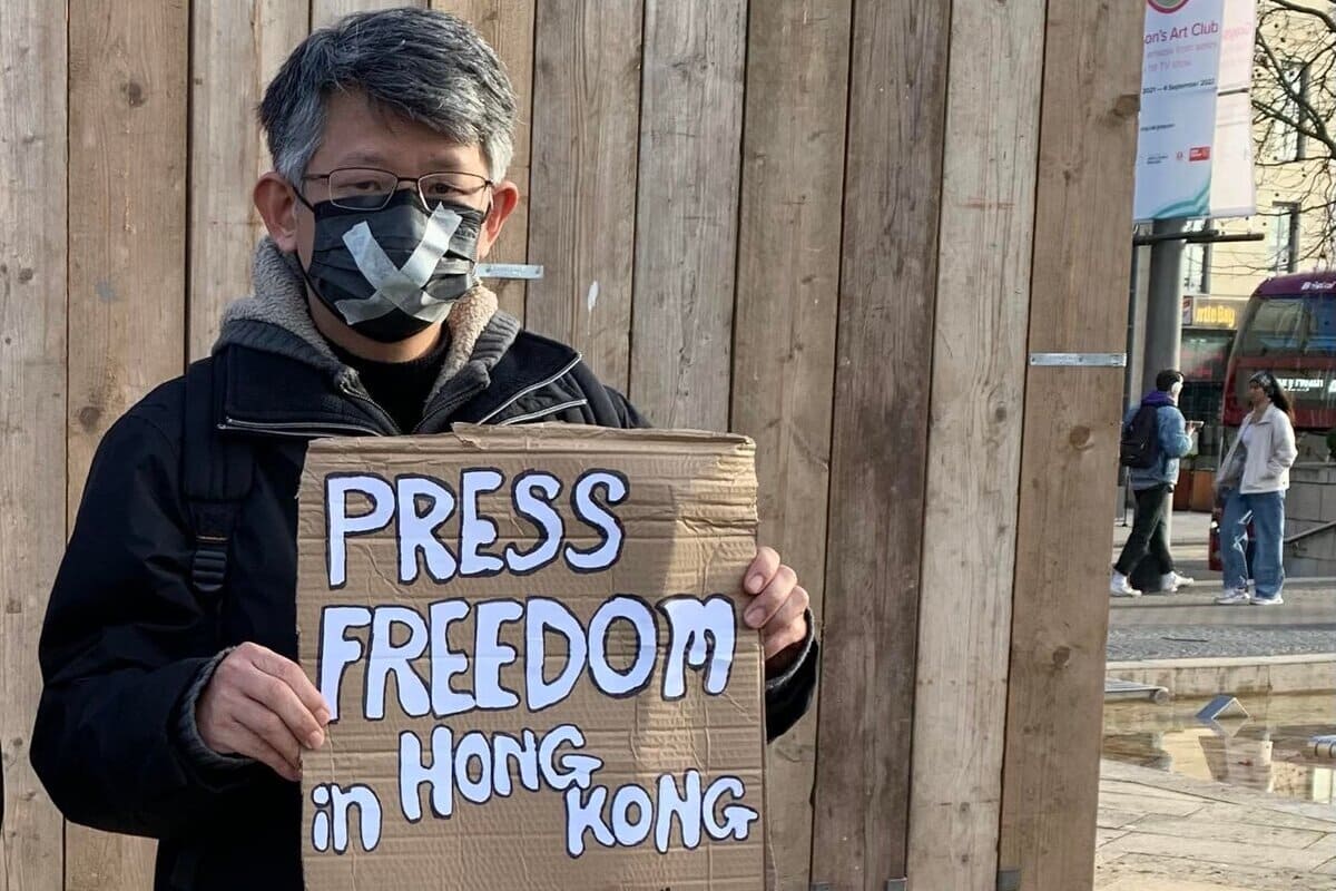 Il sindacalista Mung Siu-tat protesta contro la soppressione della libertà di stampa a Hong Kong