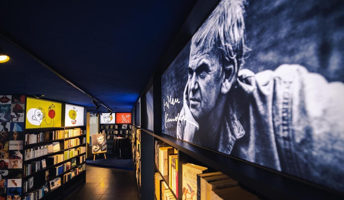 Il ritratto di Milan Kundera nell'omonima biblioteca di Brno, Repubblica Ceca, città natale dello scrittore scomparso l'11 luglio scorso all'età di 94 anni 