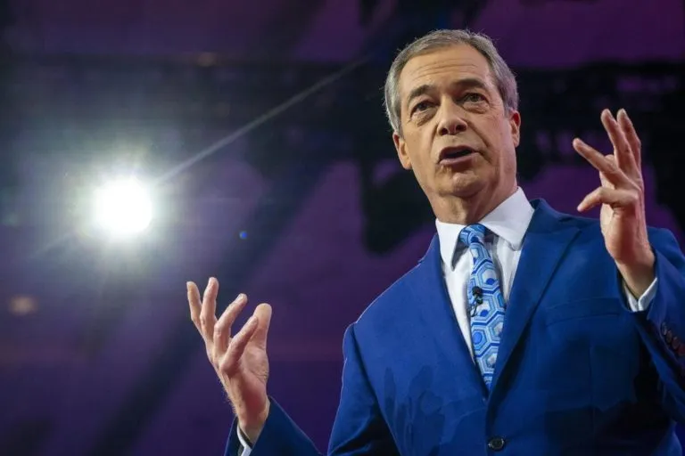 Farage «xenofobo e razzista». E la banca gli chiude il conto
