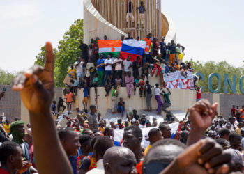 Bandiere della Russia e slogan pro Putin alla manifestazione a favore del golpe davanti al parlamento di Niamey, Niger, 30 luglio 2023