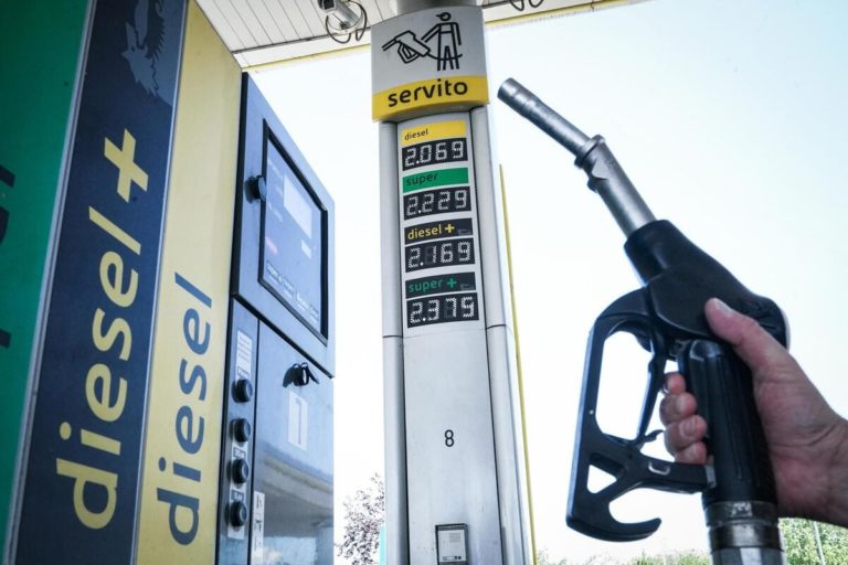 Viaggi e carburante. Perché i prezzi aumentano?