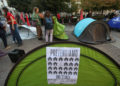 Studenti universitari in tenda in piazza della Scala a Milano per protesta contro il caro affitti