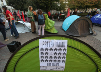 Studenti universitari in tenda in piazza della Scala a Milano per protesta contro il caro affitti