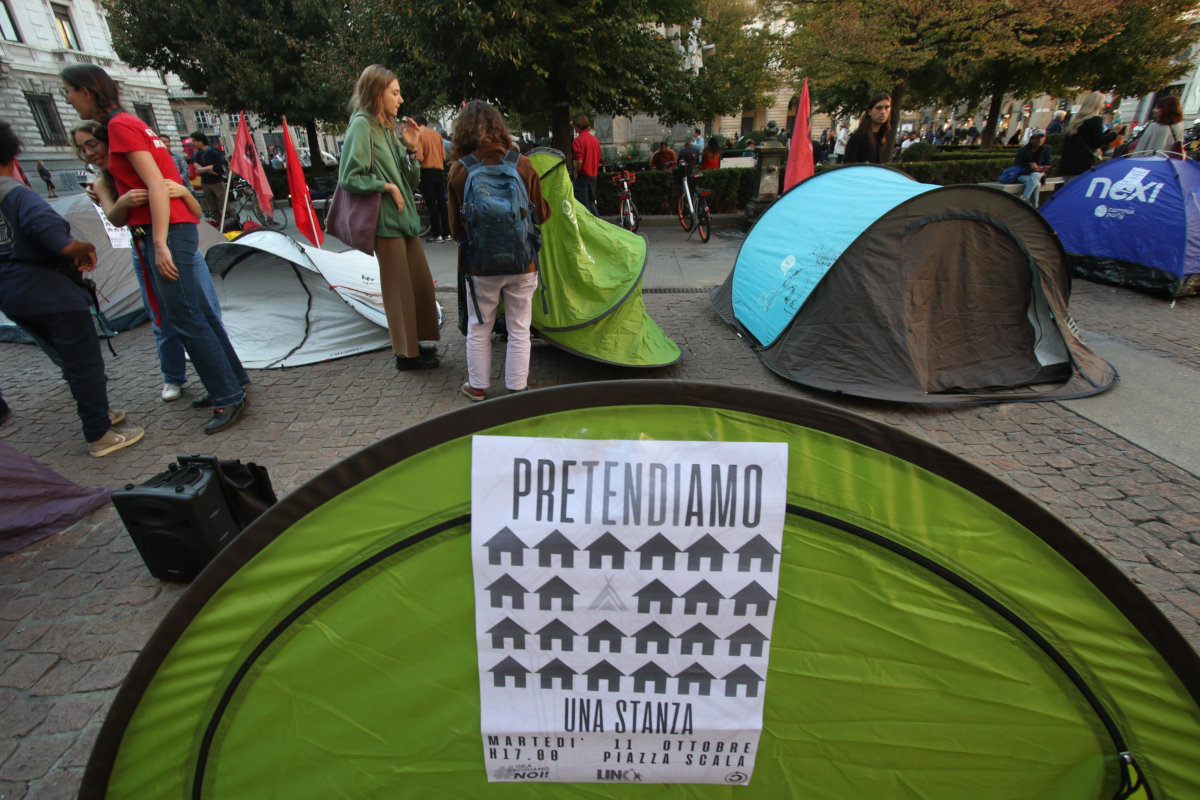 Studenti universitari in tenda in piazza della Scala a Milano per protesta contro il caro affitti