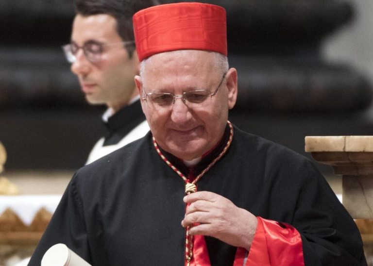 Il cardinale Sako lascia Baghdad. Pizzaballa: «Attacco senza precedenti»