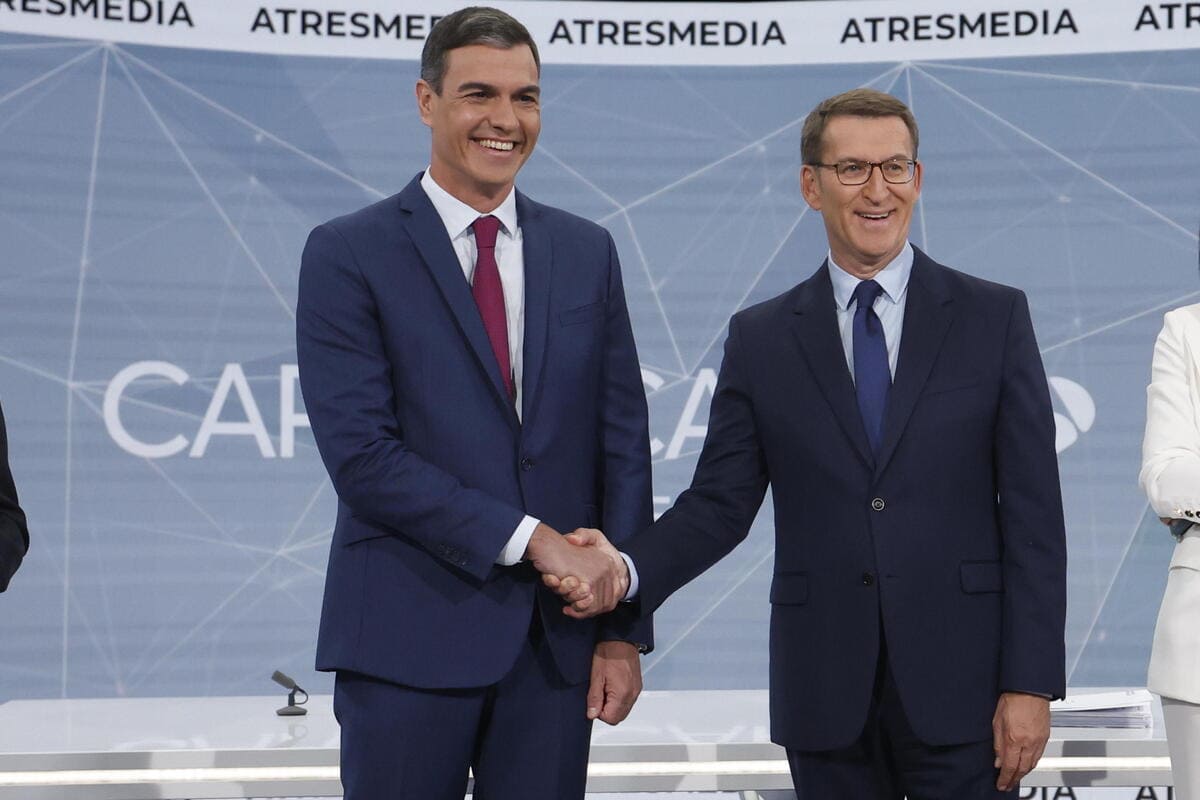 Il presidente spagnolo Pedro Sanchez con il leader e candidato dei Popolari Alberto Nunez Feijoo, Madrid, 10 luglio 2023 (Ansa)
