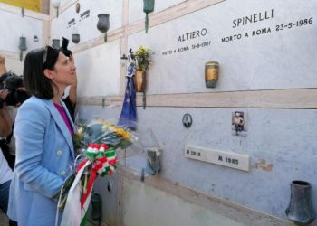 La segretaria del Partito Democratico Elly Schlein, insieme a diversi componenti della segreteria Dem, omaggia la tomba di Spinelli a Ventotene, 4 luglio 2023 (Ansa)