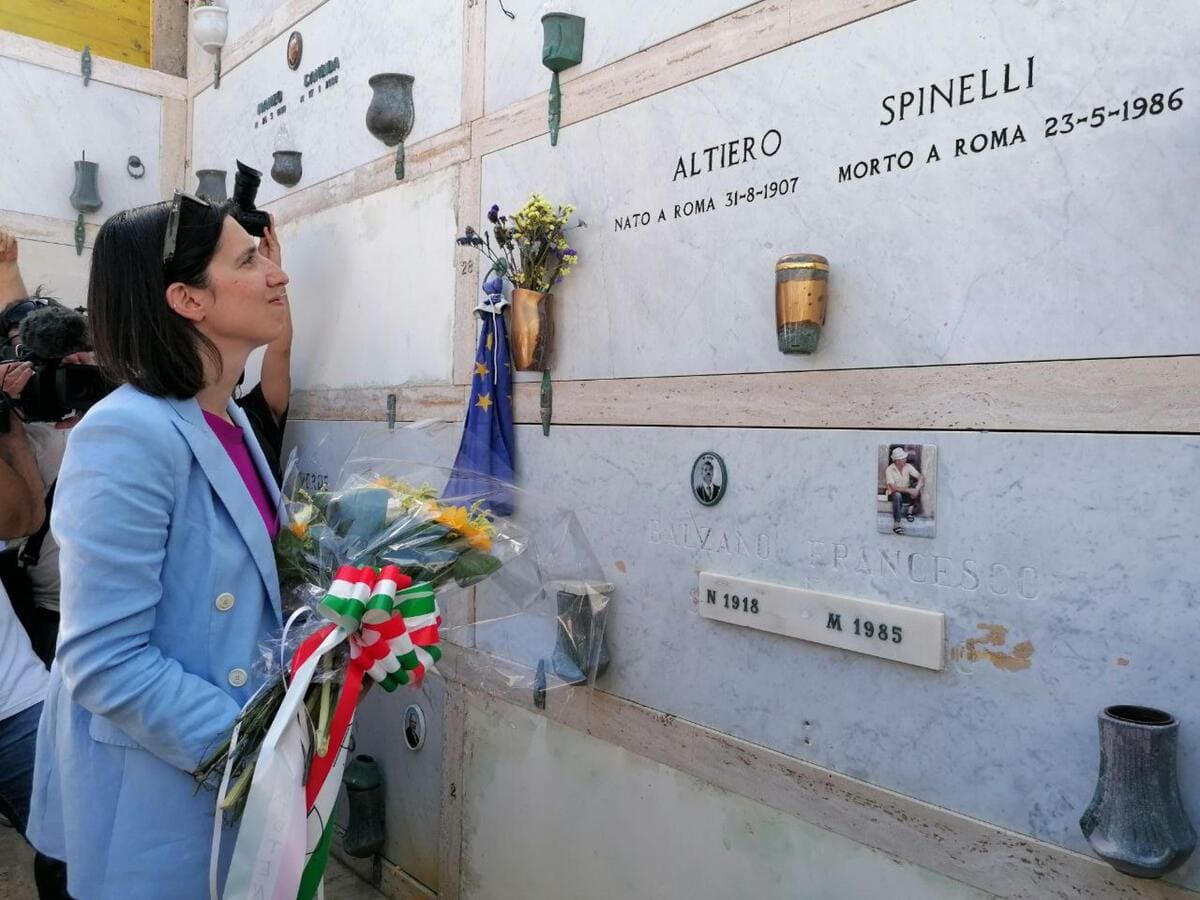La segretaria del Partito Democratico Elly Schlein, insieme a diversi componenti della segreteria Dem, omaggia la tomba di Spinelli a Ventotene, 4 luglio 2023 (Ansa)