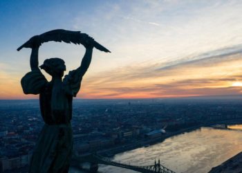 La statua della libertà a Budapest, in Ungheria