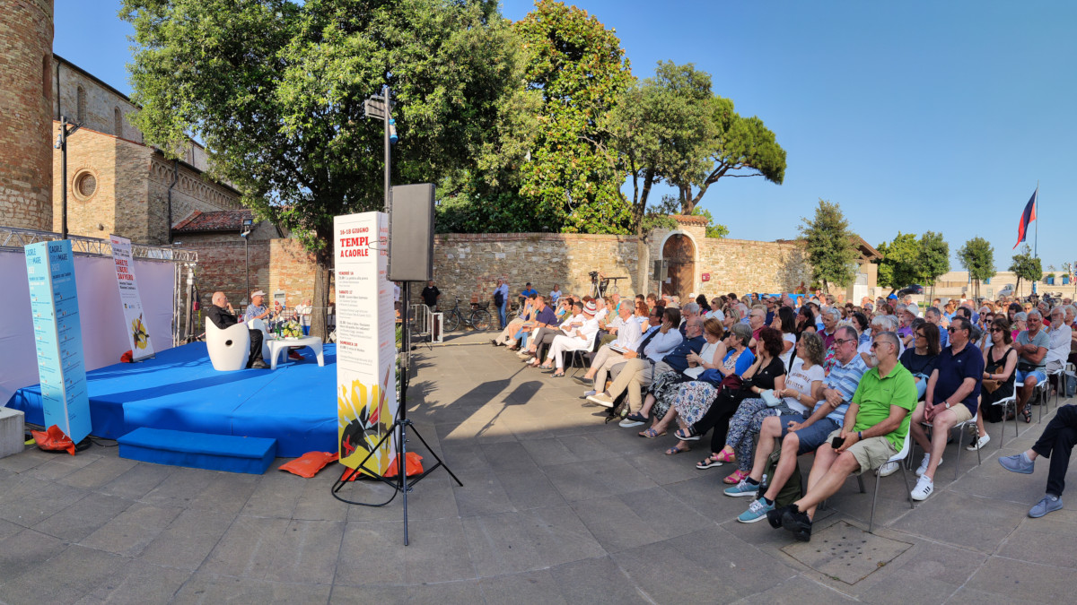 Il dialogo tra monsignor Massimo Camisasca e Susanna Tamaro in piazza del Vescovado a Caorle sabato 17 giugno 2023 alla festa di Tempi per il Premio Amicone