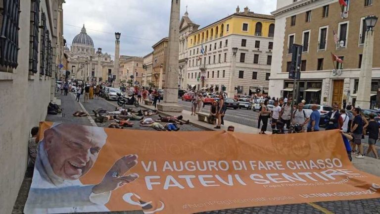 L’ultima degli ecoattivisti: «Ci manda il Papa». E ai gay: «Il Pride inquina»