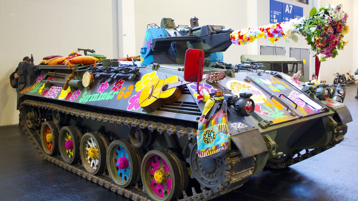 Un finto carro armato dell'esercito decorato con i fiori