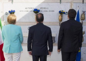 Angela Merkel, Francois Hollande e Matteo Renzi davanti alla tomba di Altiero Spinelli, Ventotene, 22 agosto 2016 (Ansa)