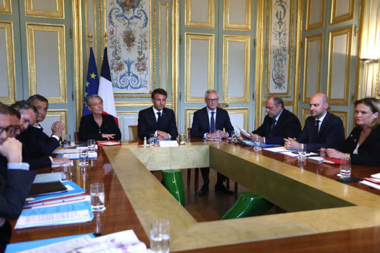 I risultati della superiorità tecnocratica di Macron sono davanti a tutti