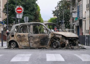 Auto incendiata nelle rivolte a Montreuil, vicino a Parigi, Francia, 1 luglio 2023 (Ansa)