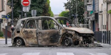 Auto incendiata nelle rivolte a Montreuil, vicino a Parigi, Francia, 1 luglio 2023 (Ansa)