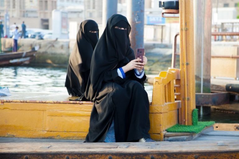 Perché la Francia vieta la tunica islamica nelle scuole