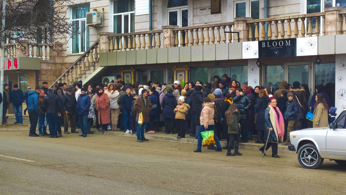 Armeni di Stepanakert in coda per comprare il pane nel Nagorno-Karabakh