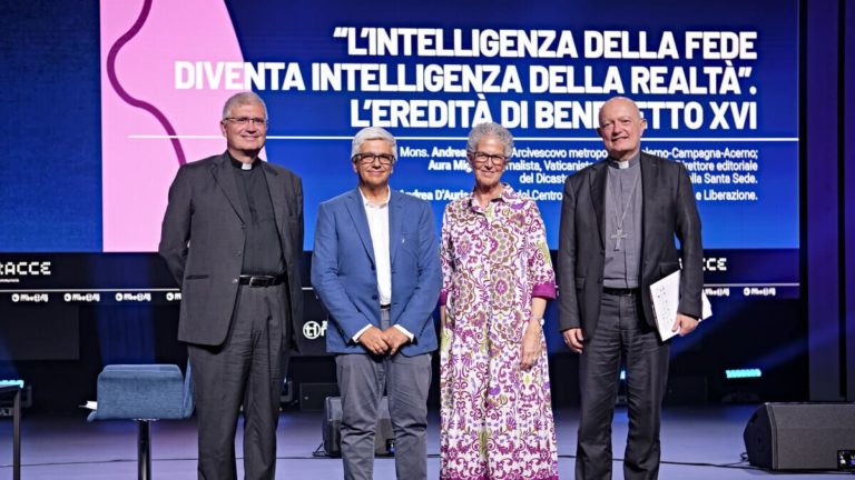 Meeting. Benedetto XVI ci ha insegnato «l’umanità della fede»