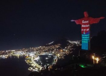 Il conto alla rovescia del "Climate clock", che segna il tempo rimasto per fermare le conseguenze del global warming proiettato sulla statua del Cristo Redentore a Rio de Janeiro (foto Ansa)