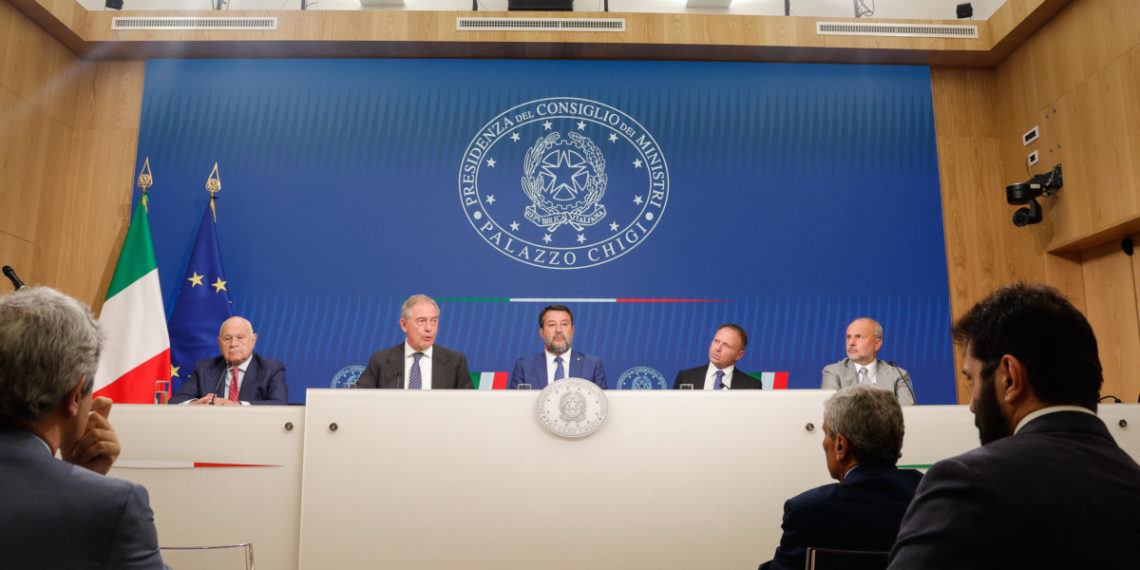 La conferenza stampa a Palazzo Chigi al termine del Consiglio dei ministri di lunedì 7 agosto, durante la quale il governo ha annunciato tra l’altro la tassa straordinaria sugli extraprofitti delle banche