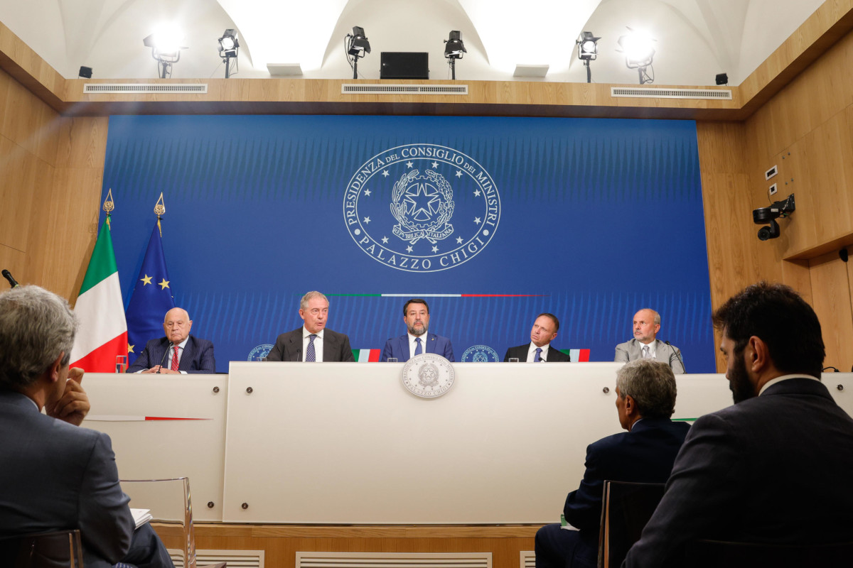 La conferenza stampa a Palazzo Chigi al termine del Consiglio dei ministri di lunedì 7 agosto, durante la quale il governo ha annunciato tra l’altro la tassa straordinaria sugli extraprofitti delle banche