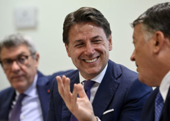 Il presidente del M5s Giuseppe Conte tra il segretario della Cgil Maurizio Landini e quello della Uil Pierpaolo Bombardieri