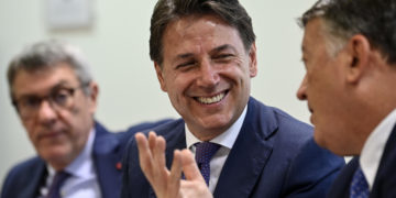 Il presidente del M5s Giuseppe Conte tra il segretario della Cgil Maurizio Landini e quello della Uil Pierpaolo Bombardieri
