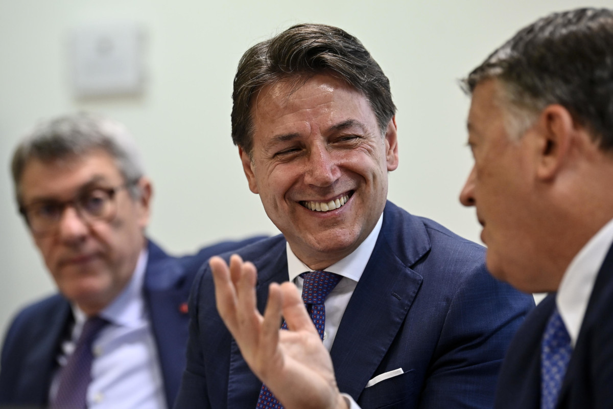 Il presidente del M5s Giuseppe Conte tra il segretario della Cgil Maurizio Landini e quello della Uil Pierpaolo Bombardieri