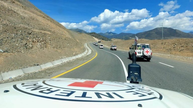 Gli azeri bloccano la Croce rossa: arrestato un paziente armeno per “crimini di guerra” commessi nel 1991