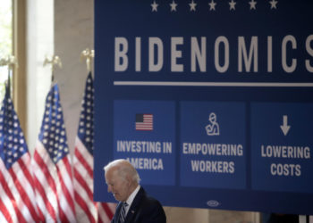 Il presidente degli Stati Uniti Joe Biden presenta il suo programma economico, la cosiddetta “Bidenomics”, all’Old Post Office di Chicago, 28 giugno 2023