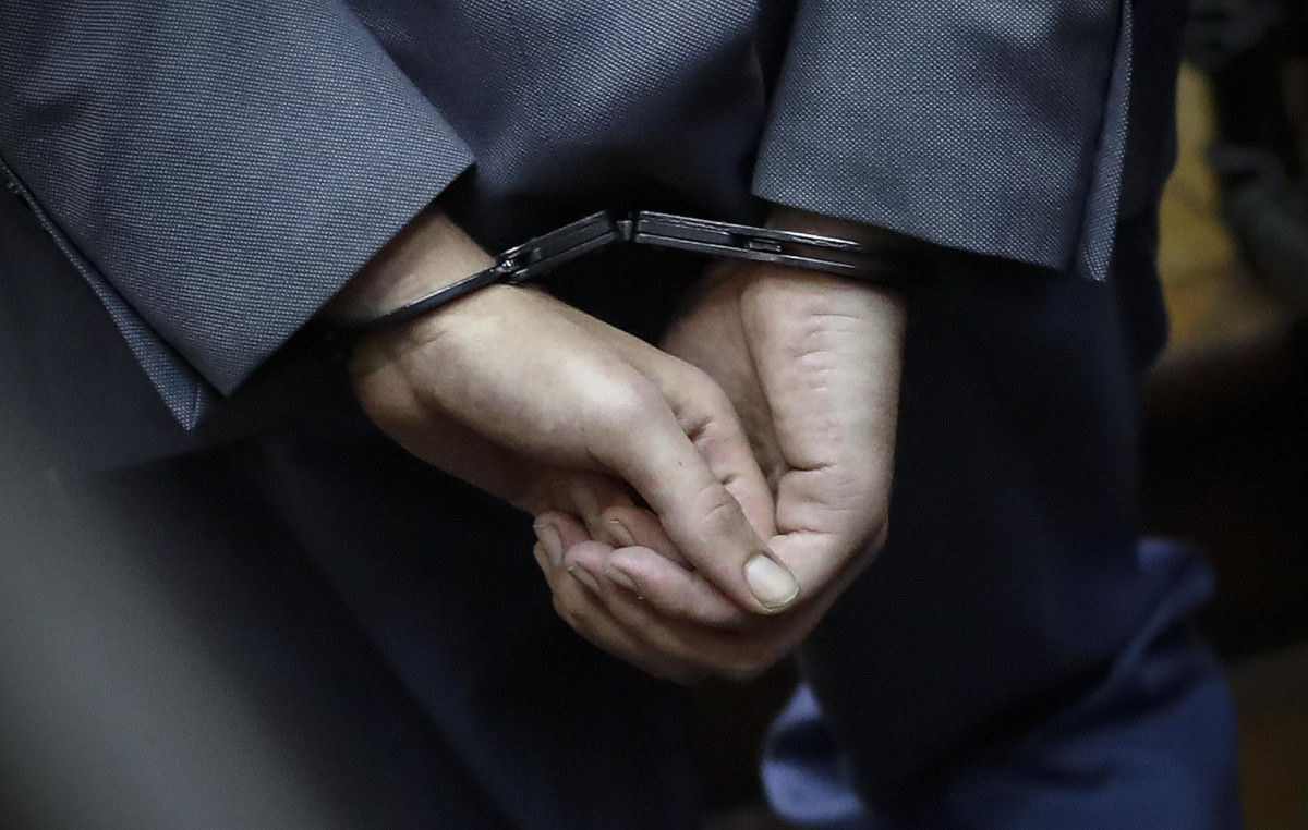 Imputato in un processo con le manette ai polsi