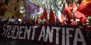Una marcia antifascista per le strade di Roma
