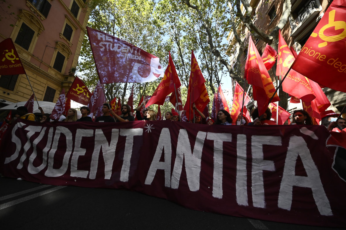 Una marcia antifascista per le strade di Roma